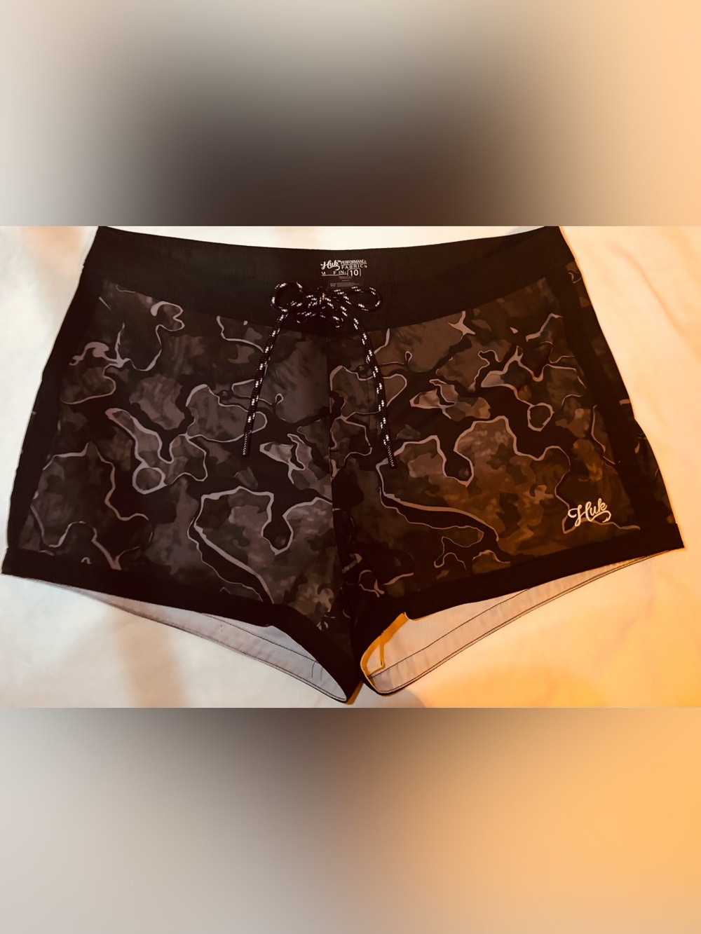 Women’s Black Camo Huk Performance Shorts Size 10